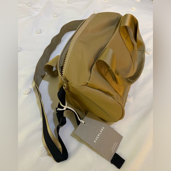 EVERLANE NWT The Recycled Nylon Crossbody bag in Beige - Picture 6 of 7